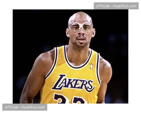 特写镜头:詹姆斯在打破贾巴尔历史得分纪录的同一块地板前接受采访 特写镜头:詹姆斯在打破贾巴尔历史得分纪录的同一块地板前接受采访