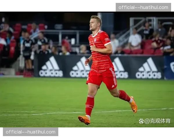 官方确认：拜仁慕尼黑后卫德利赫特因脚踝伤势将缺席四周